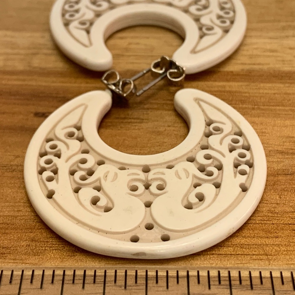Vintage resin flat hoop earrings!